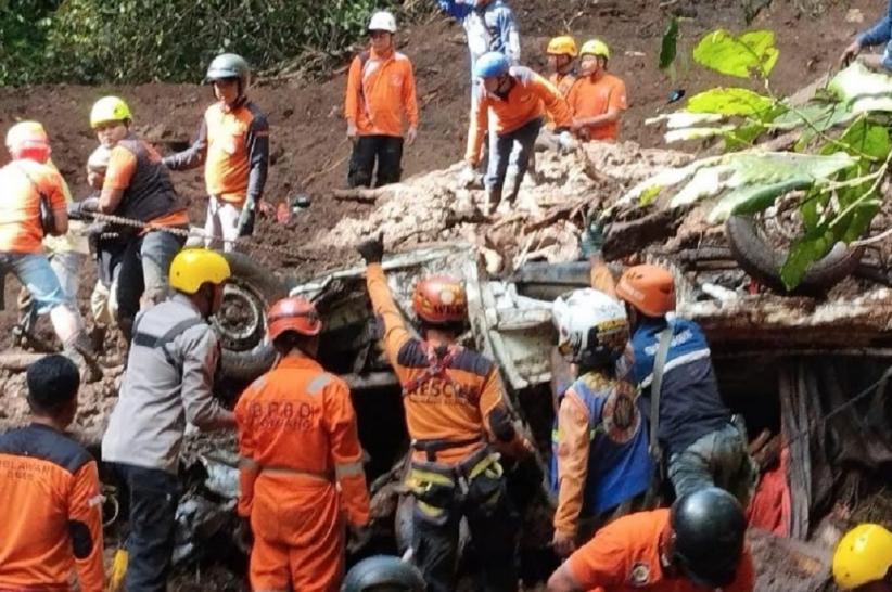 title 6 Jenazah Pemudik Sekeluarga Tewas akibat Longsor di Mojokerto Dipulangkan ke Sidoarjo 6 Jenazah Pemudik Sekeluarga Tewas akibat Longsor di Mojokerto Dipulangkan ke Sidoarjo