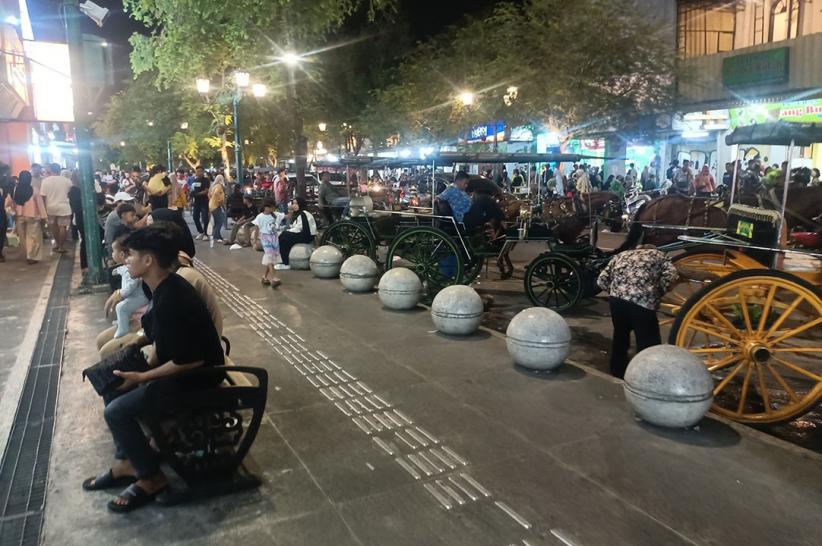 Libur Lebaran 2025, Jalan Malioboro Dipadati Wisatawan - Bagian 3