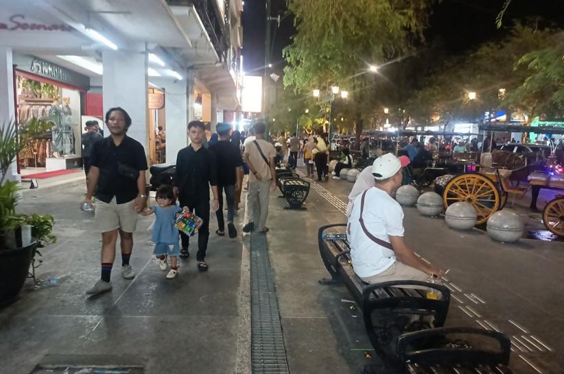 Libur Lebaran 2025, Jalan Malioboro Dipadati Wisatawan - Bagian 4