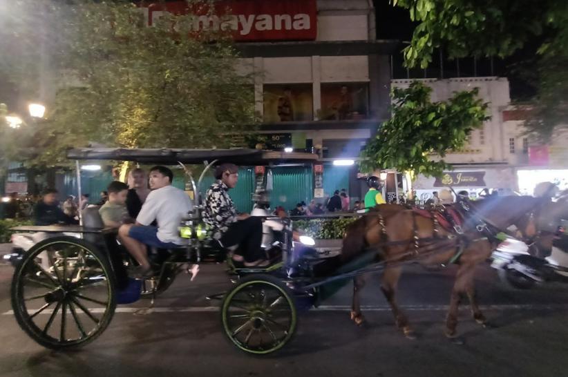 Libur Lebaran 2025, Jalan Malioboro Dipadati Wisatawan - Bagian 5