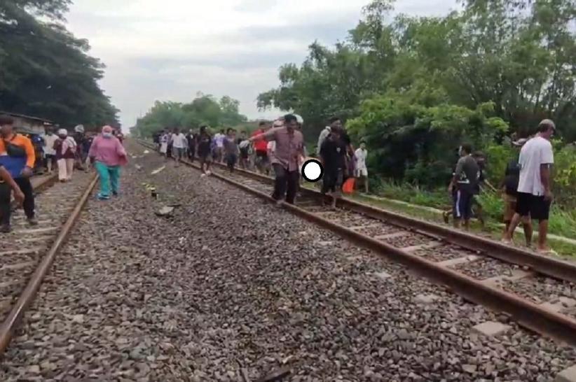 Kecelakaan di Lamongan, Kakak Adik Boncengan Motor Tewas Tertabrak Kereta Api