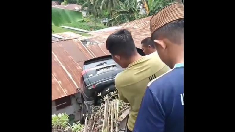 Mobil Pajero Terjun ke Jurang di Gorontalo, Nyaris Timpa Rumah Warga