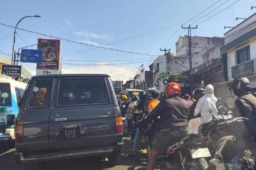 title Cerita Pemudik Terjebak Macet di Sukabumi, Tempuh 4,8 Km selama 45 Menit Cerita Pemudik Terjebak Macet di Sukabumi, Tempuh 4,8 Km selama 45 Menit