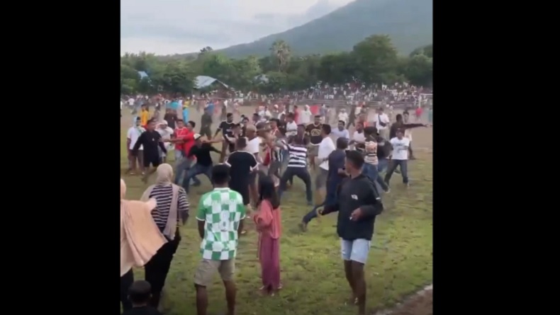 Pertandingan Sepak Bola di Flores Timur Ricuh, Suporter Masuk Lapangan Adu Jotos