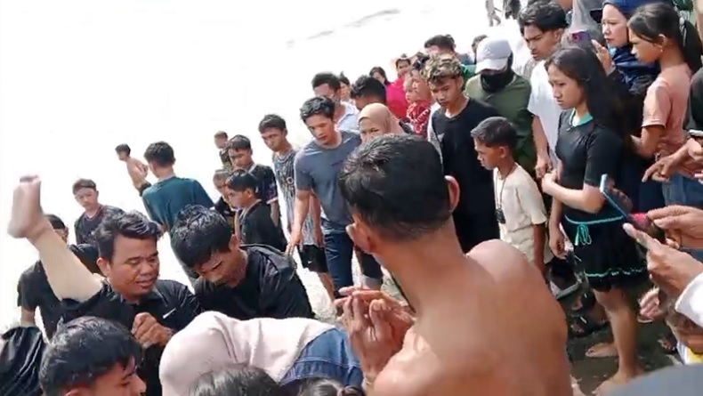 6 Wisatawan Tenggelam Dihantam Ombak Besar di Pantai Ammani, 3 Tewas
