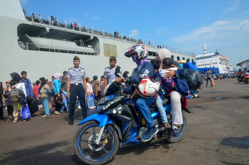 Antusiasme Ribuan Pemudik Balik ke Jakarta Naik Kapal Perang TNI AL    - Bagian 5