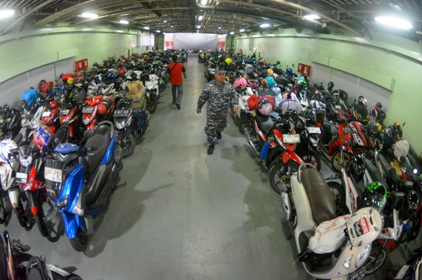 Antusiasme Ribuan Pemudik Balik ke Jakarta Naik Kapal Perang TNI AL    - Bagian 8