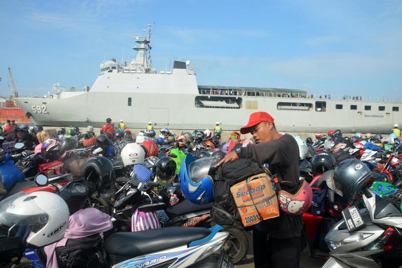 Antusiasme Ribuan Pemudik Balik ke Jakarta Naik Kapal Perang TNI AL    - Bagian 3