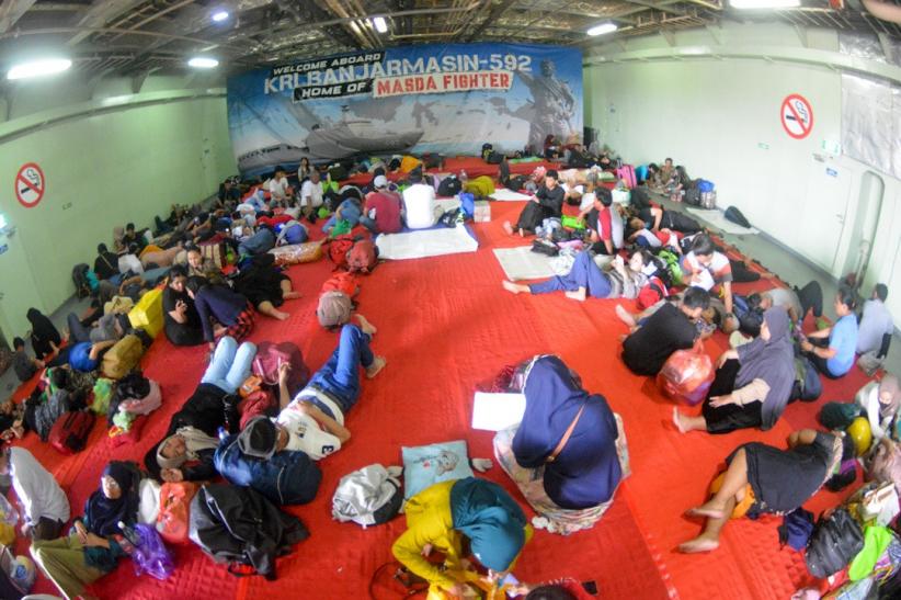 Antusiasme Ribuan Pemudik Balik ke Jakarta Naik Kapal Perang TNI AL    - Bagian 7