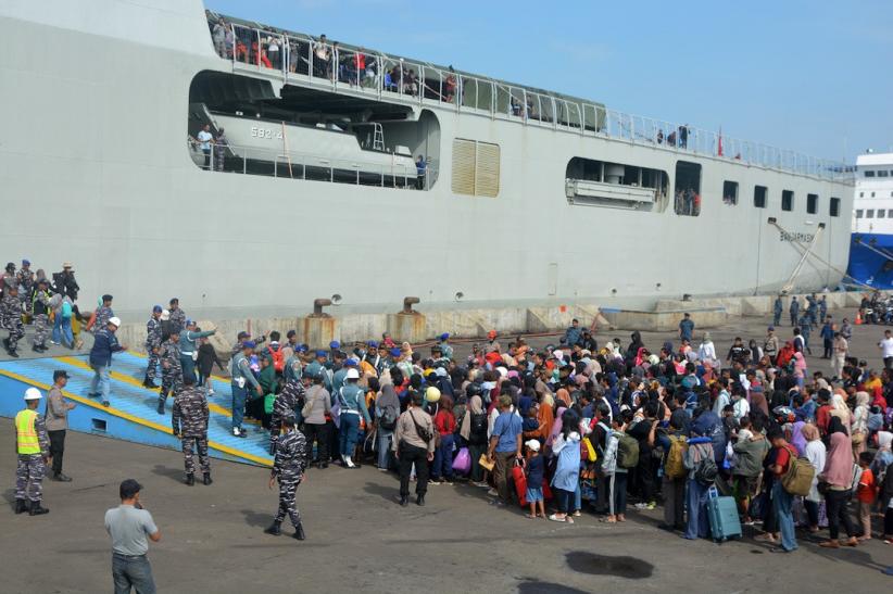 Antusiasme Ribuan Pemudik Balik ke Jakarta Naik Kapal Perang TNI AL    - Bagian 2
