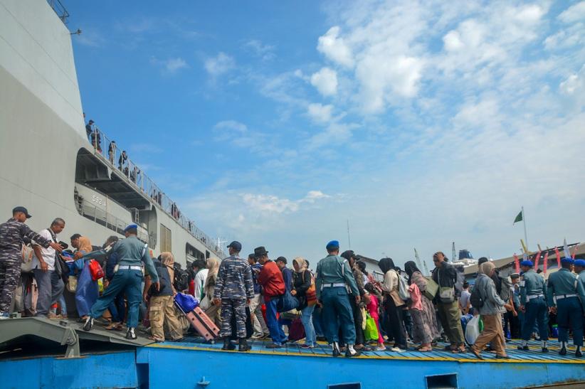 Antusiasme Ribuan Pemudik Balik ke Jakarta Naik Kapal Perang TNI AL    - Bagian 4