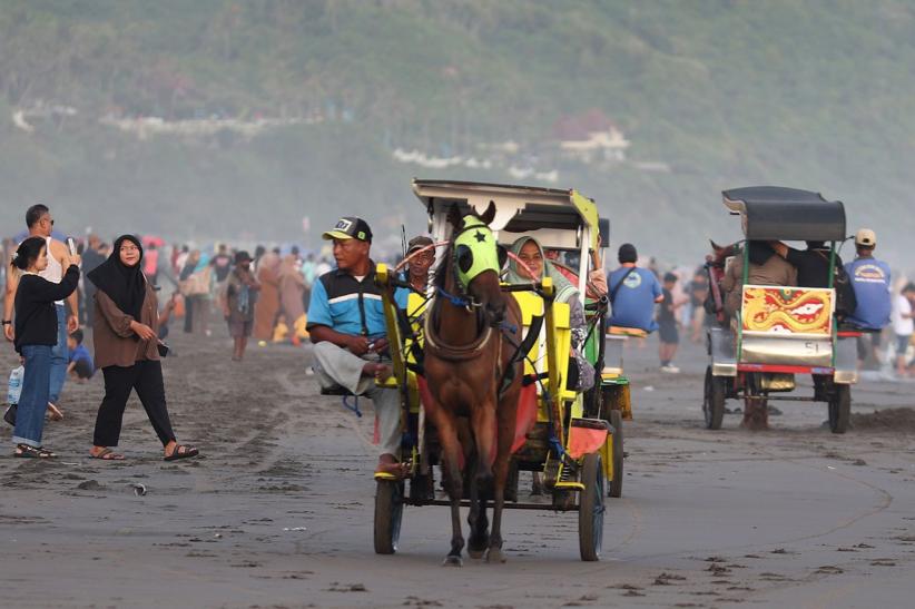 Serunya Keliling Pantai Parangtritis Naik Delman - Bagian 3