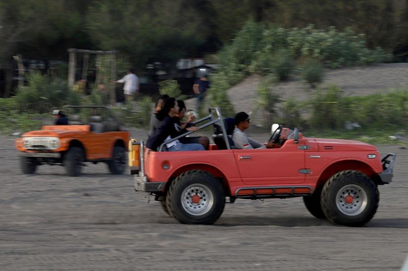 Menyusuri Gumuk Pasir dengan Mobil Jeep - Bagian 4