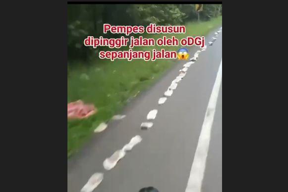 title Viral ODGJ Susun Popok Bayi di Jalan Way Kanan Lampung, Begini Faktanya Viral ODGJ Susun Popok Bayi di Jalan Way Kanan Lampung, Begini Faktanya