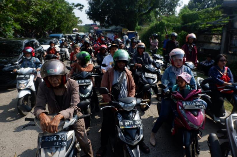 Ratusan Warga Antre Panjang Ikuti Pemutihan Pajak Kendaraan di Samsat Cinere - Bagian 1