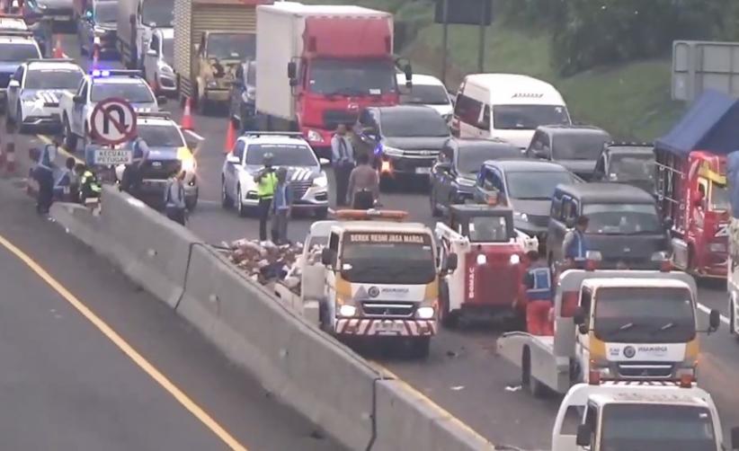title Kecelakaan Maut 2 Truk di Tol Cipularang, 1 Orang Tewas Mengenaskan Kecelakaan Maut 2 Truk di Tol Cipularang, 1 Orang Tewas Mengenaskan