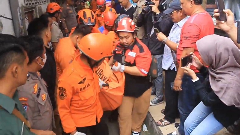 Balkon Rumah di Surabaya Ambruk, 1 Orang Tewas Tertimpa Reruntuhan