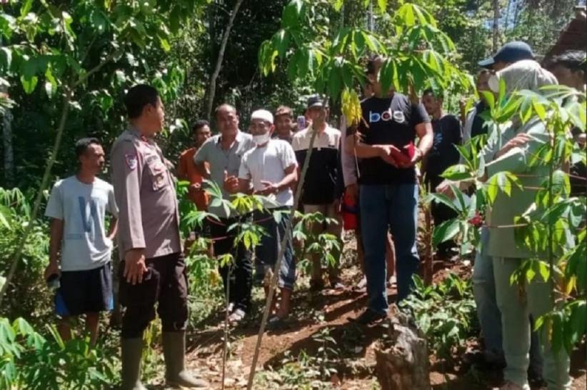 title Pilu! Mayat Bayi Ditemukan Terkubur di Kebun Singkong Warga Lebak Pilu! Mayat Bayi Ditemukan Terkubur di Kebun Singkong Warga Lebak