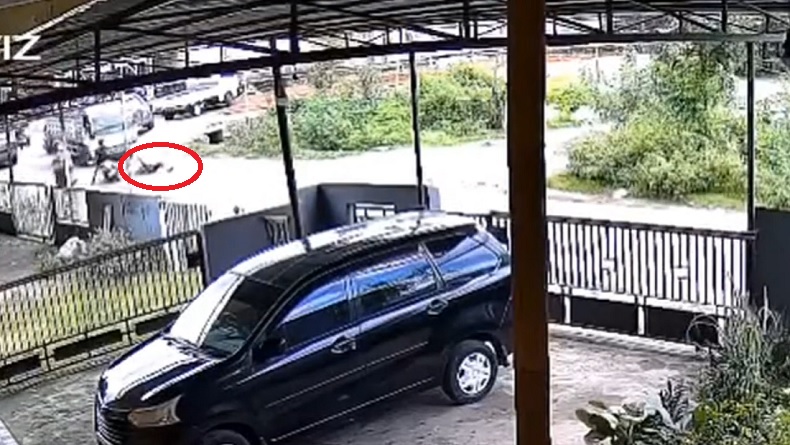 Detik-Detik Bocah Perempuan Terpental dari Motor Masuk Kolong Truk di Maros Terekam CCTV