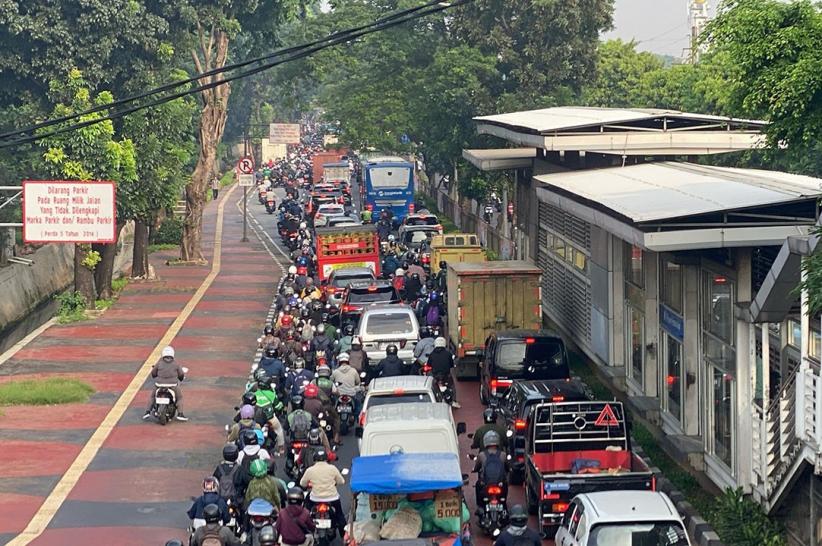 Jakarta Kembali Macet pada Hari Pertama Masuk Sekolah usai Libur Lebaran - Bagian 2