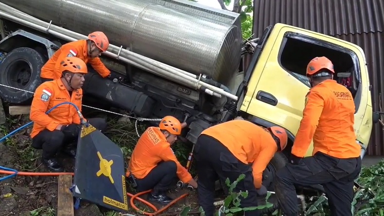 Tragis, Sopir Truk Tewas Terjepit As Roda saat Ganjal Ban di Jalan Menurun Badung Bali