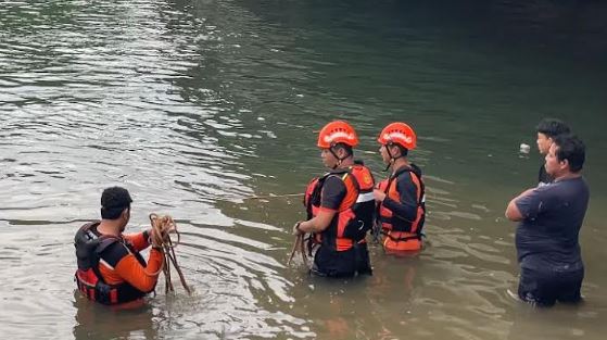title Tak Kuat Berenang, Kakak Adik Tenggelam di Sungai Kalibone Pangkep, 1 Tewas Tak Kuat Berenang, Kakak Adik Tenggelam di Sungai Kalibone Pangkep, 1 Tewas