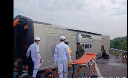 title Kecelakaan Maut Bus Terguling di Tol Kapal Betung OKI, 1 Tewas 9 Luka Kecelakaan Maut Bus Terguling di Tol Kapal Betung OKI, 1 Tewas 9 Luka