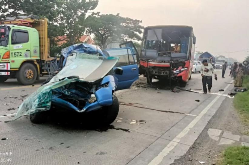 title Kronologi Kecelakaan Maut Rombongan Umrah di Gresik: Panther Oleng dan Tabrak Bus Rajawali Indah, 7 Penumpang Tewas Kronologi Kecelakaan Maut Rombongan Umrah di Gresik: Panther Oleng dan Tabrak Bus Rajawali Indah, 7 Penumpang Tewas