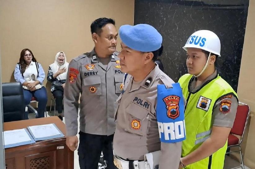 title Sidang Kode Etik di Polda Jateng, Ibu Korban Teriaki Brigadir Ade Pembunuh Anak Sidang Kode Etik di Polda Jateng, Ibu Korban Teriaki Brigadir Ade Pembunuh Anak