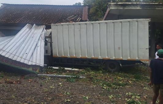 title Kronologi Kecelakaan Maut Suami Istri Tewas Ditabrak Mobil di Kulonprogo Kronologi Kecelakaan Maut Suami Istri Tewas Ditabrak Mobil di Kulonprogo