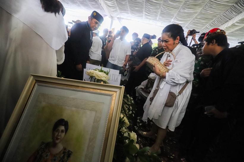 Suasana Haru Pemakaman Jenazah Titiek Puspa di TPU Tanah Kusir - Bagian 2
