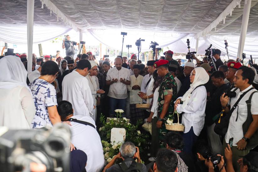 Suasana Haru Pemakaman Jenazah Titiek Puspa di TPU Tanah Kusir - Bagian 4