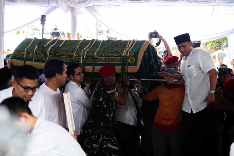Suasana Haru Pemakaman Jenazah Titiek Puspa di TPU Tanah Kusir - Bagian 5