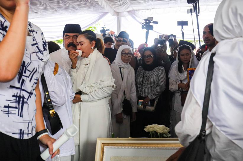 Suasana Haru Pemakaman Jenazah Titiek Puspa di TPU Tanah Kusir - Bagian 3