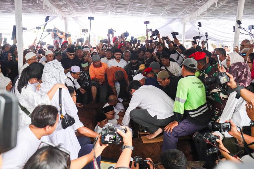 Suasana Haru Pemakaman Jenazah Titiek Puspa di TPU Tanah Kusir - Bagian 6