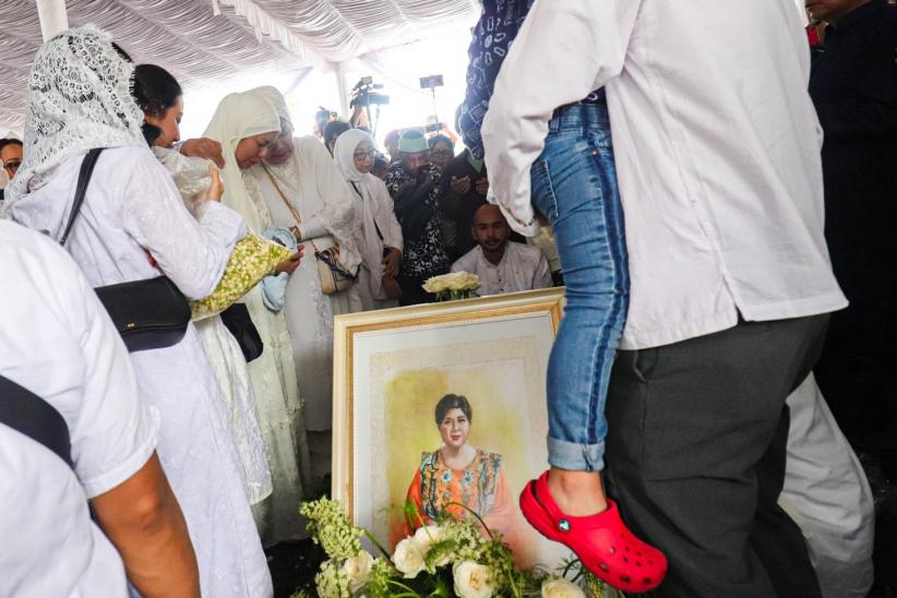Suasana Haru Pemakaman Jenazah Titiek Puspa di TPU Tanah Kusir - Bagian 1