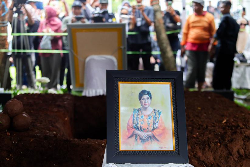 Suasana Haru Pemakaman Jenazah Titiek Puspa di TPU Tanah Kusir - Bagian 7