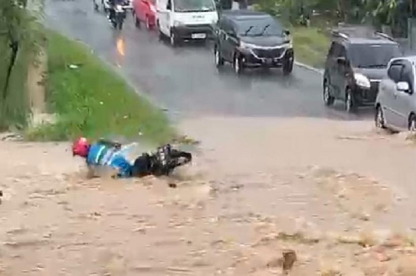 title Viral Pemotor di Bandar Lampung Terseret Banjir hingga Masuk Drainase Viral Pemotor di Bandar Lampung Terseret Banjir hingga Masuk Drainase
