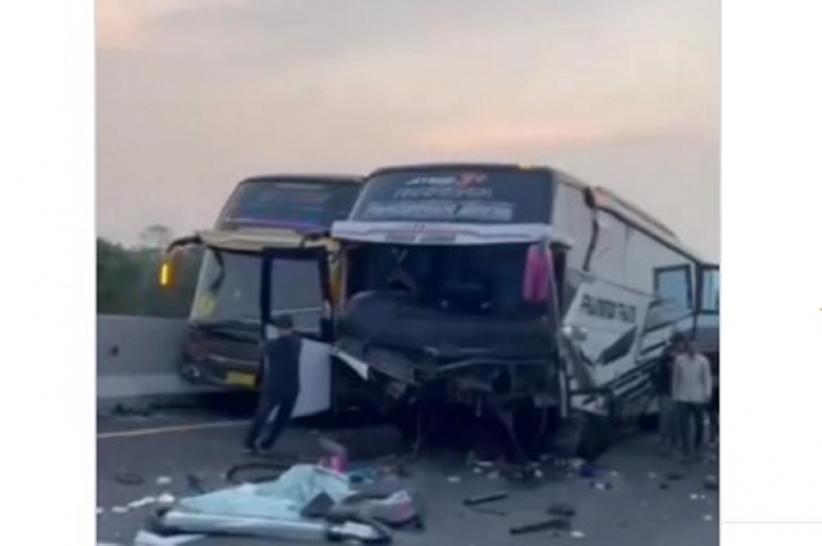 title Kecelakaan di Tol Pekalongan, Bus Rombongan Bonek Tabrakan dengan Mobil Kecelakaan di Tol Pekalongan, Bus Rombongan Bonek Tabrakan dengan Mobil