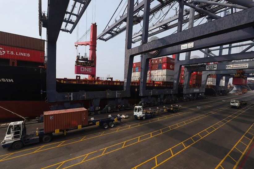 Donald Trump Umumkan Jeda Tarif Impor, Begini Suasana Bongkar Muat JICT - Bagian 4