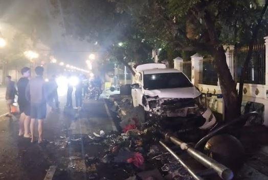 Viral Innova Putih Dikendarai Pelajar Mabuk Tabrak Trotoar Jalan Asia Afrika Bandung