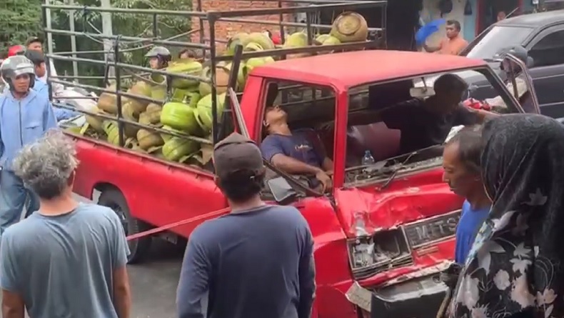 Rem Blong, Mobil Pikap Angkut LPG 3 Kg Tabrak Motor dan Rumah Warga di Malang
