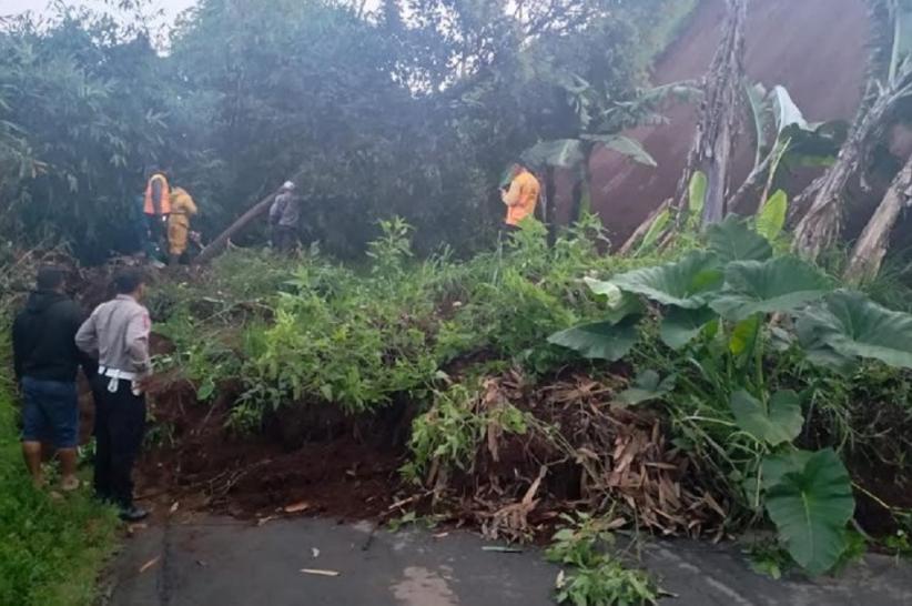 Longsor Tutup Jalan Pangalengan Bandung, Akses Lalu Lintas Lumpuh Total