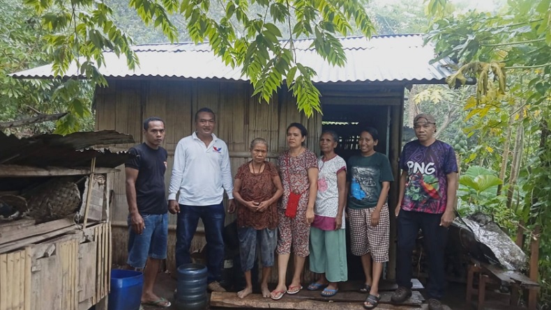 Anggota DPRD Manggarai Timur dari Partai Perindo Bantu Nenek yang Hidup Sebatang Kara