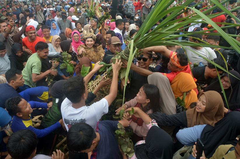 Berebut Gunungan Sesaji Rewanda di Gua Kreo Semarang - Bagian 3