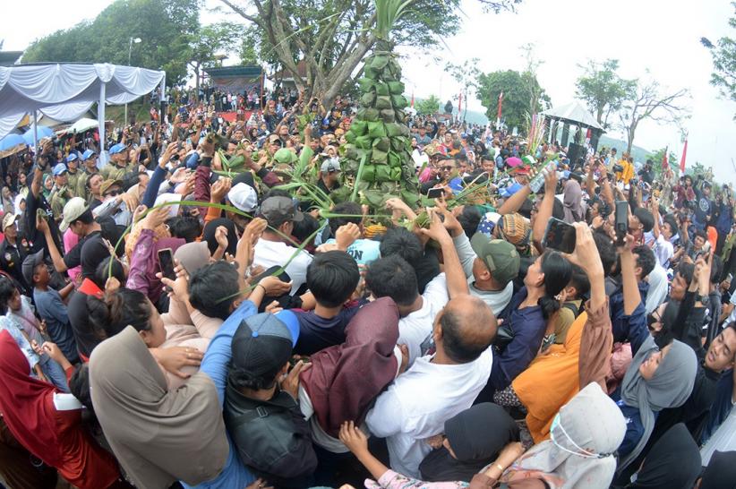 Berebut Gunungan Sesaji Rewanda di Gua Kreo Semarang - Bagian 1