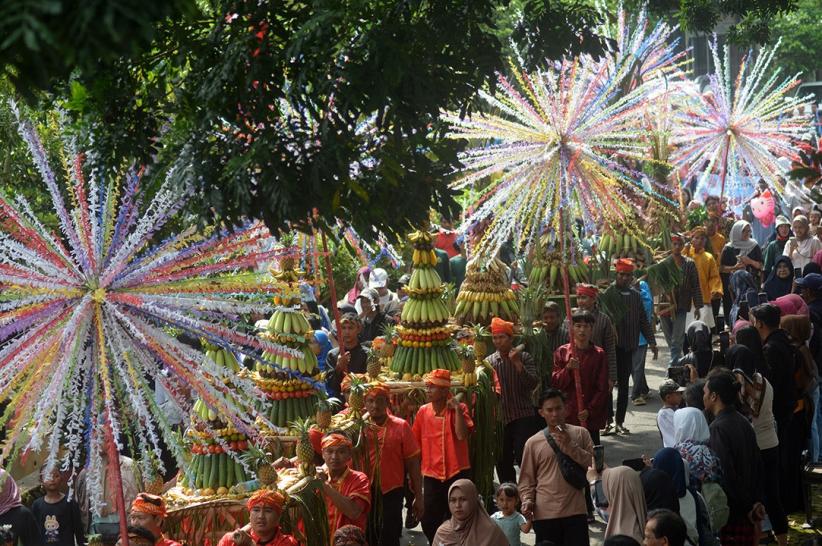 Berebut Gunungan Sesaji Rewanda di Gua Kreo Semarang - Bagian 2