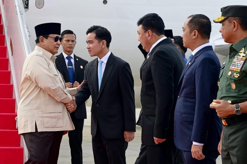 Presiden Prabowo Tiba di Tanah Air Disambut Wapres Gibran  - Bagian 1