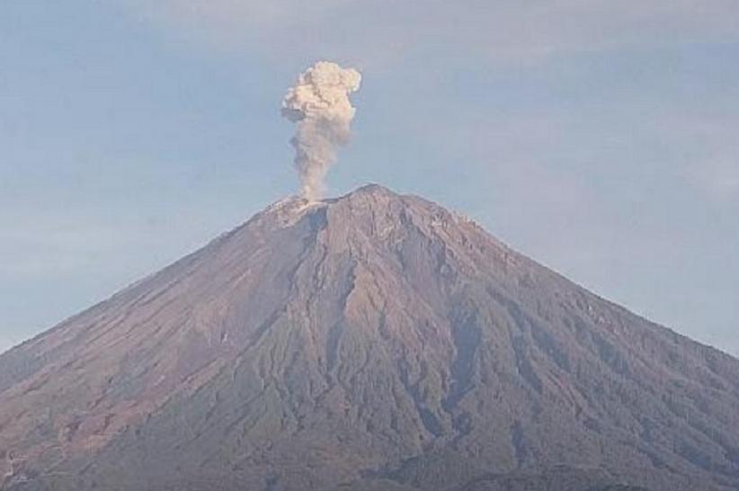 Gunung Semeru Erupsi Muntahkan Abu Vulkanis Setinggi 1 Km, Status Level II Waspada
