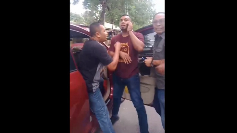 title Viral 4 Debt Collector Nekat Ambil Paksa Mobil di Kodam Brawijaya, Catut Nama Perwira Viral 4 Debt Collector Nekat Ambil Paksa Mobil di Kodam Brawijaya, Catut Nama Perwira